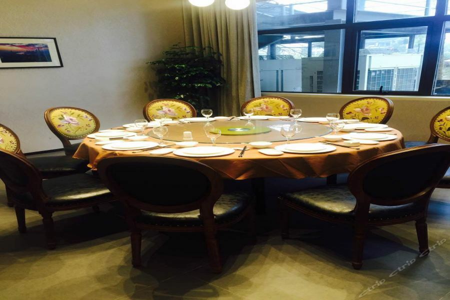 Linzhen Hotel