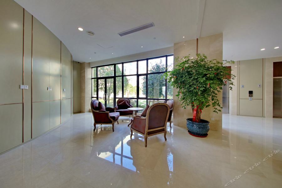 Hotel Linzhen 4*